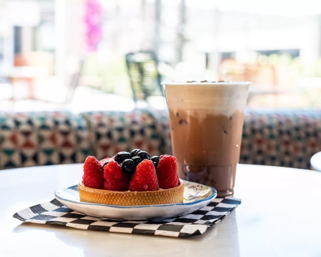 Mousse w Berries Tart.